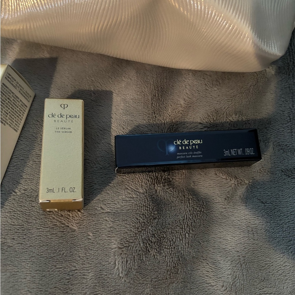 Cle de Peau Skincare Set with Cream and Gold Accents - Picture 3 of 5